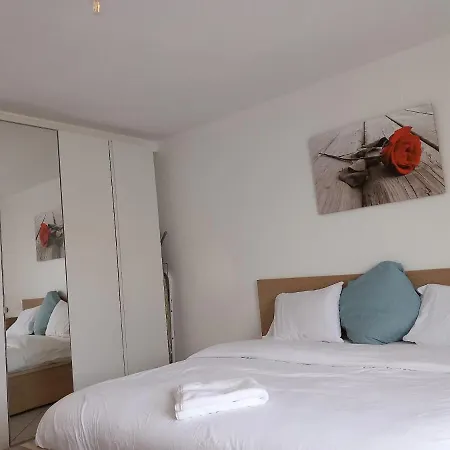 Large In Free Parking 10mins To Airport Excellent Customer Services 게스트하우스