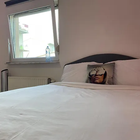 Large In Free Parking 10mins To Airport Excellent Customer Services