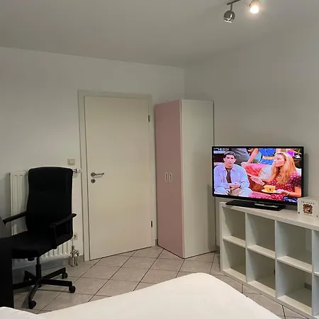 Large In Free Parking 10mins To Airport Excellent Customer Services *