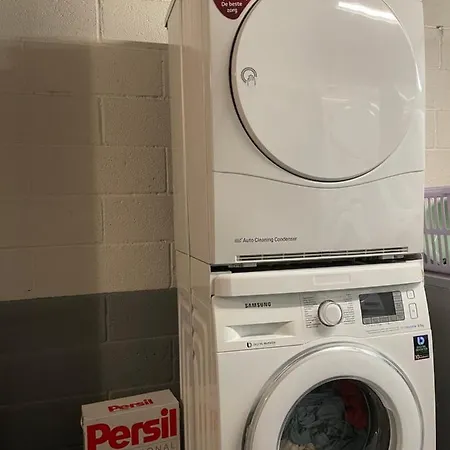 Guest house Large In Free Parking 10mins To Airport Excellent Customer Services