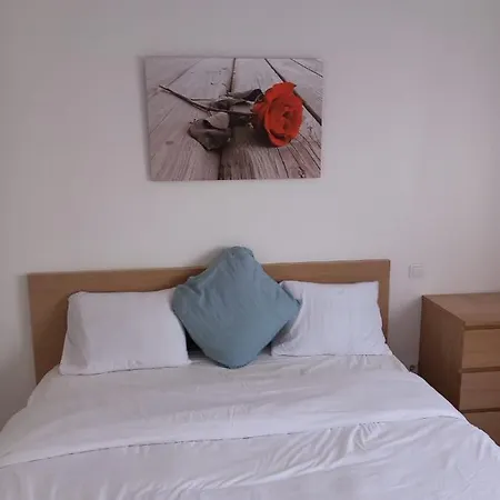 Large In Free Parking 10mins To Airport Excellent Customer Services Maison d'hôtes *