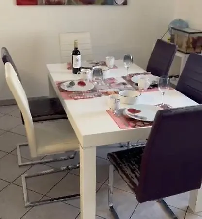 Large In Free Parking 10mins To Airport Excellent Customer Services