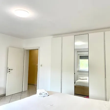 Large In Free Parking 10mins To Airport Excellent Customer Services