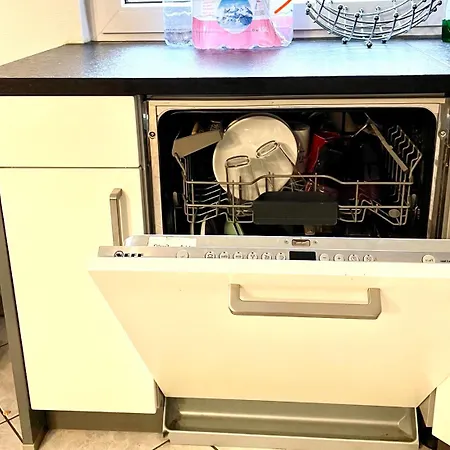 Large In Free Parking 10mins To Airport Excellent Customer Services *