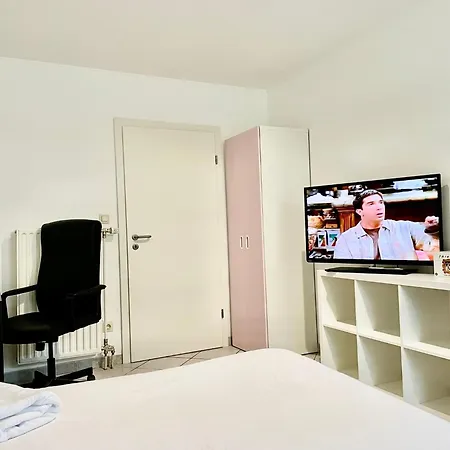 Large In Free Parking 10mins To Airport Excellent Customer Services