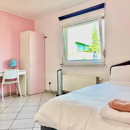 Large In Free Parking 10mins To Airport Excellent Customer Services