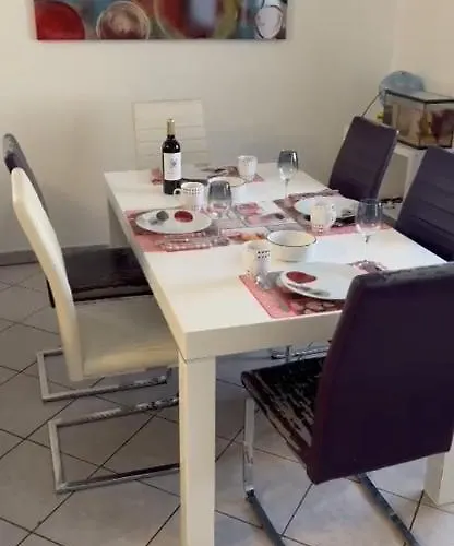 Large In Free Parking 10mins To Airport Excellent Customer Services