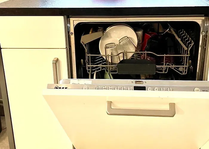 Large In Free Parking 10mins To Airport Excellent Customer Services *