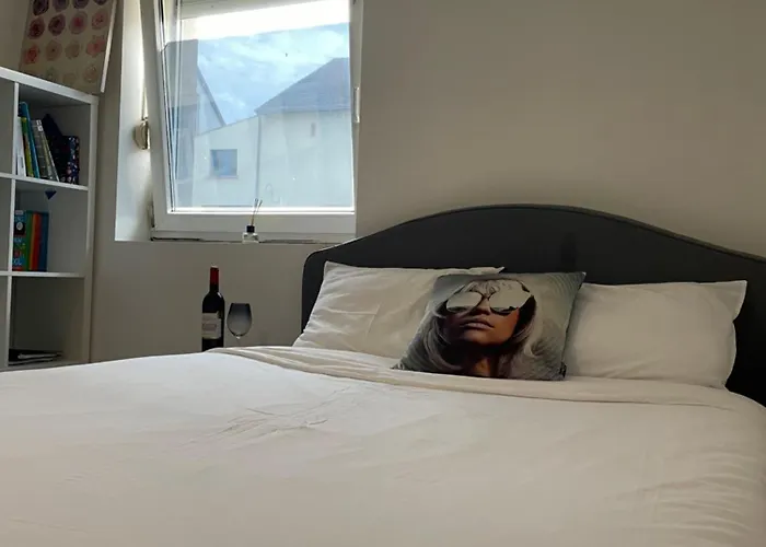 Large In Free Parking 10mins To Airport Excellent Customer Services