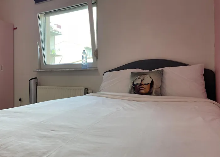 Large In Free Parking 10mins To Airport Excellent Customer Services