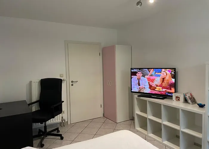 Large In Free Parking 10mins To Airport Excellent Customer Services *