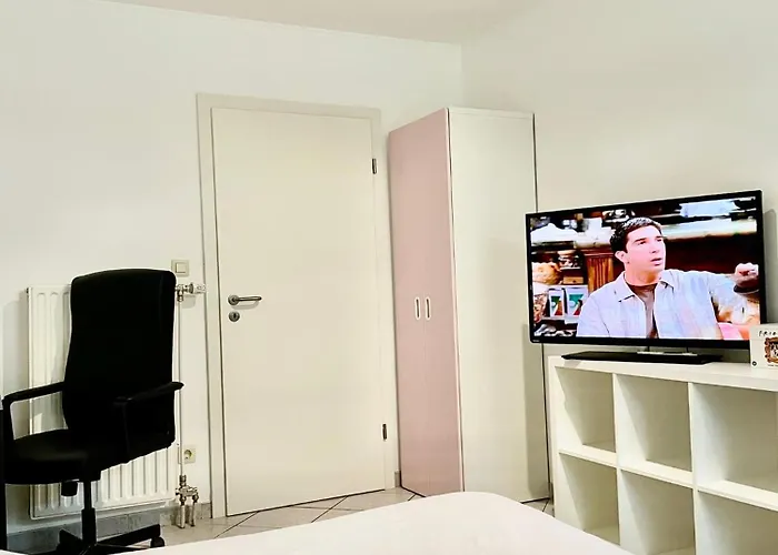 Large In Free Parking 10mins To Airport Excellent Customer Services