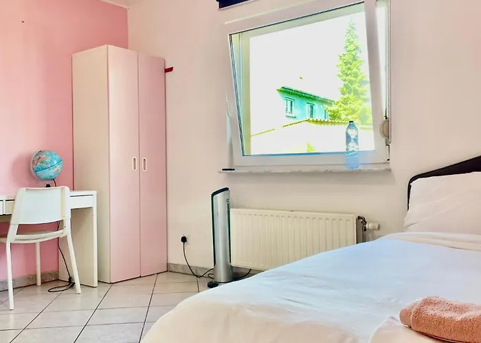 Large In Free Parking 10mins To Airport Excellent Customer Services